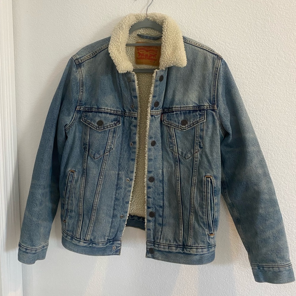 Mens fleece lined Levi’s Denim jacket - Size small - Lightly worn